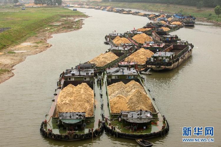 6月25日,大批运输沙石的货船滞留在安徽省蒙城县涡河水域.